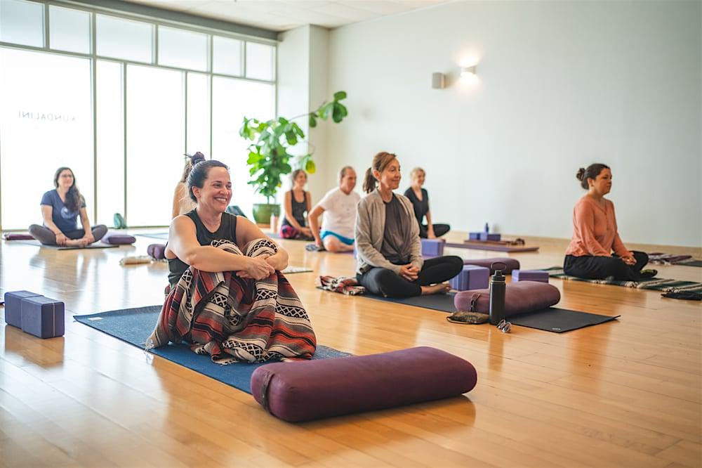 Clase Comunitaria Gratuita con Profesores de Yoga en Formación